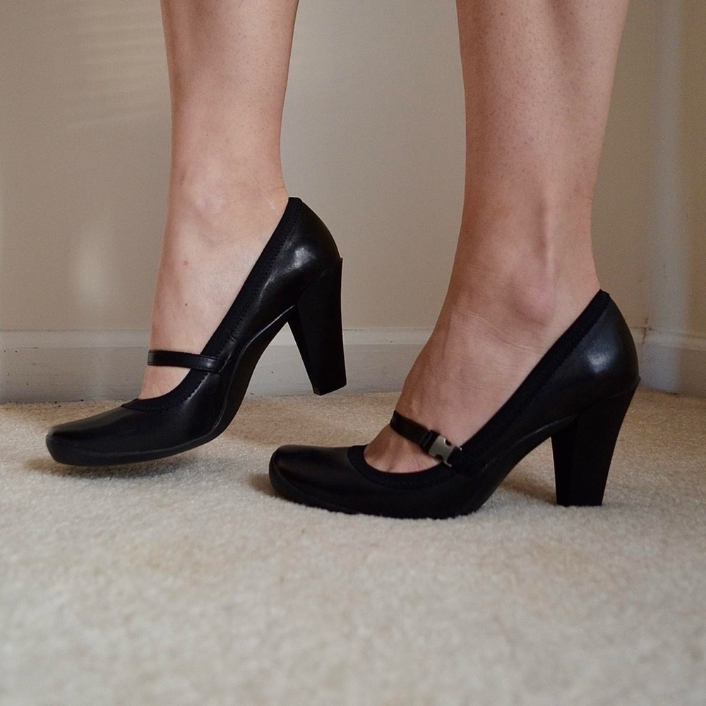 Kenneth Cole Reaction Black Leather Mary Jane Heels with Red Inside - Picture 2 of 8